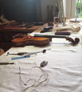 entretien du violon du quatuor annesci chez le luthier Patrick Robin