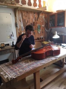 travail de Patrick Robin, luthier, sur le violoncelle du Quatuor Annesci